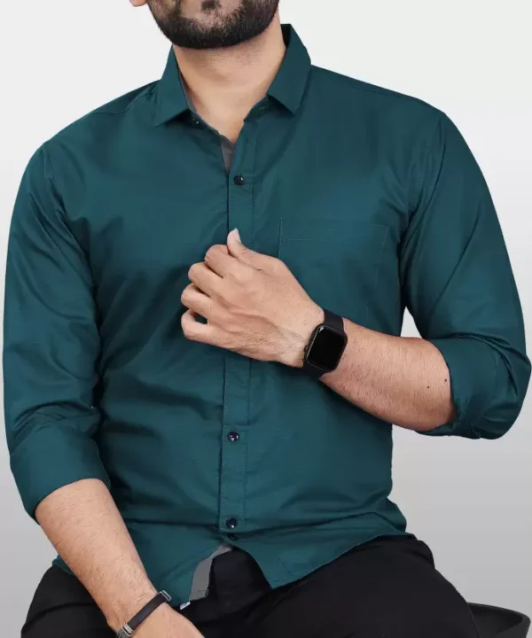 Men Regular Fit Solid Spread Collar Casual Shirt